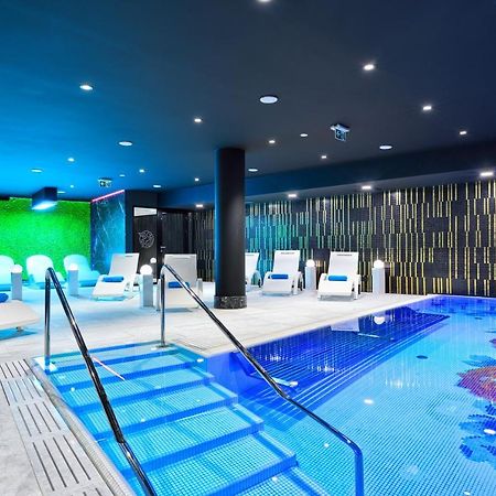 Hotel Ferreus Modern Art Deco Krakow Dış mekan fotoğraf The swimming pool at the hotel