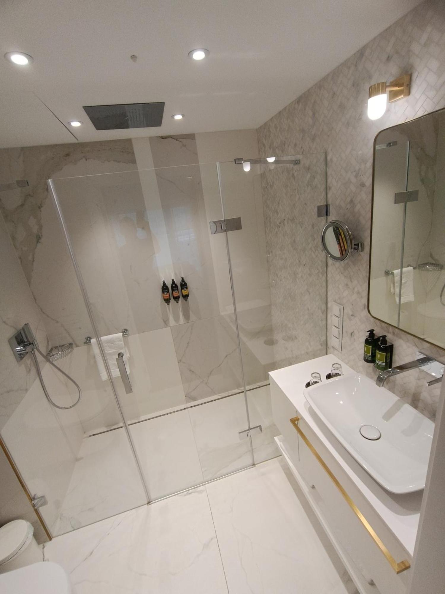 Hotel Ferreus Modern Art Deco Krakow Dış mekan fotoğraf A shower enclosure